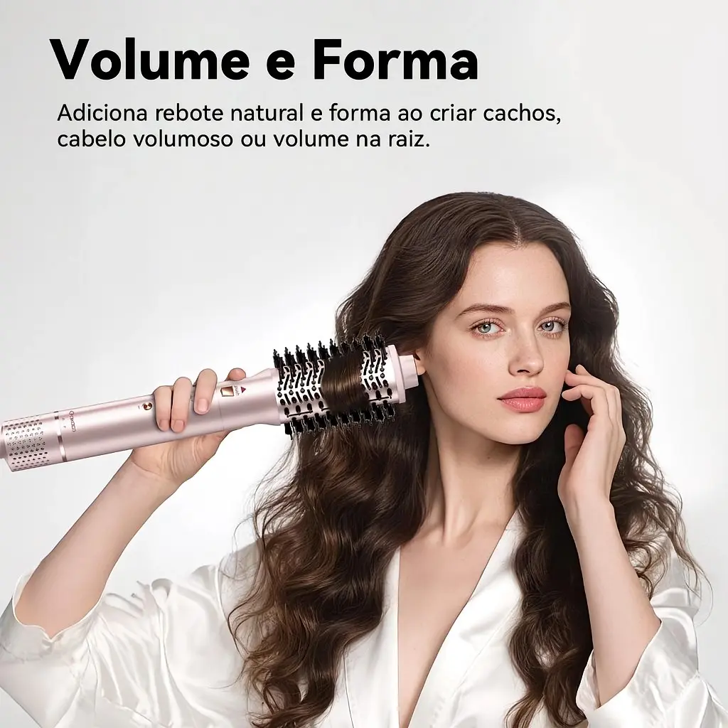 Mulher finalizando cachos com o difusor da escova secadora